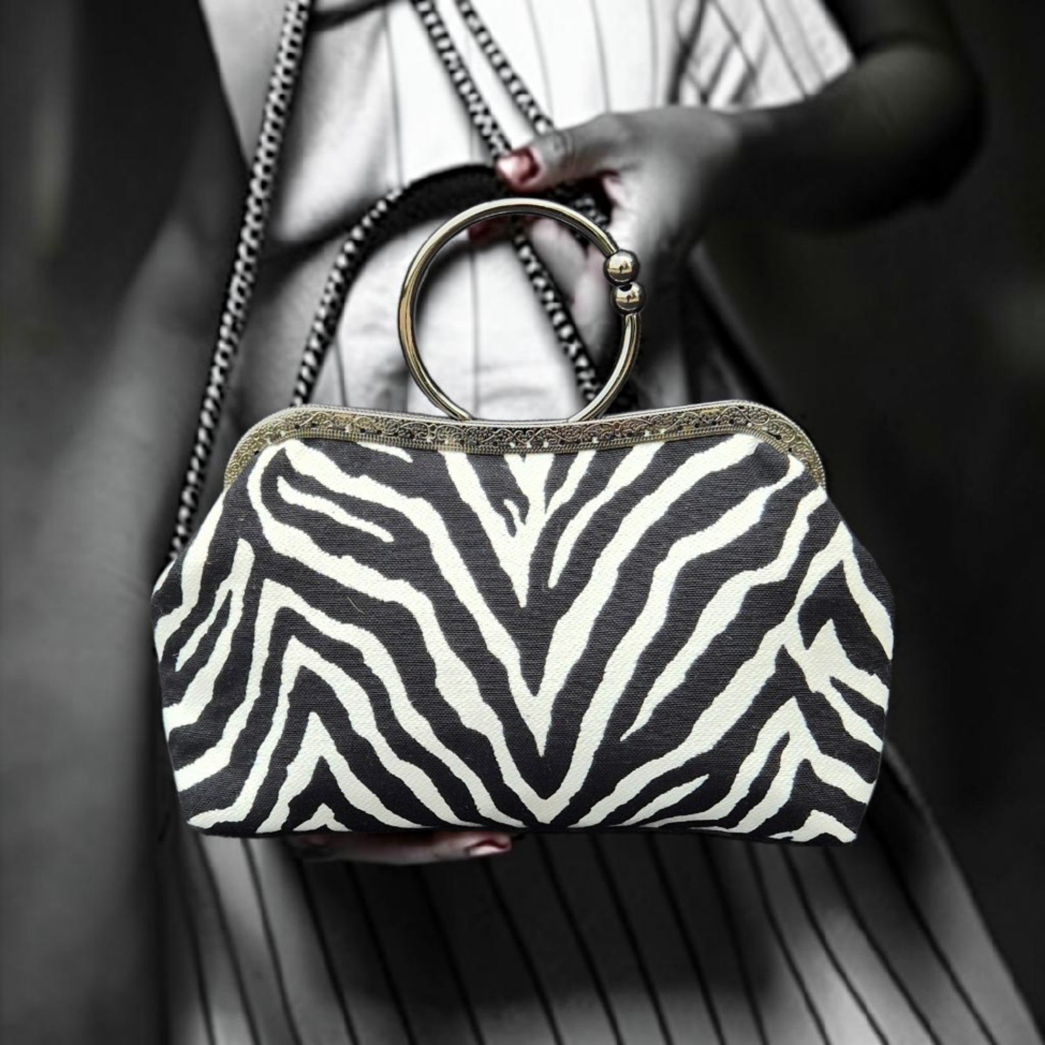 torebka z biglem zebra na tle modelki