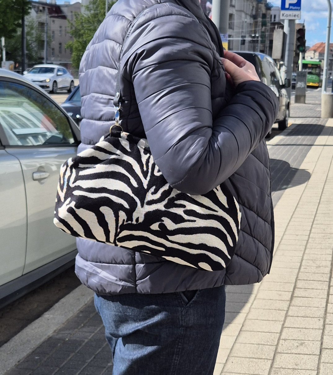 torebka z biglem na ramieniu